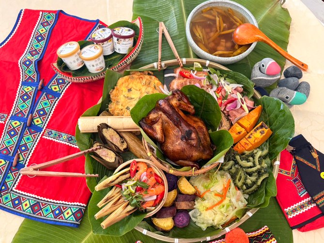 ▼ 藍鯨艙晚餐:原住民風味馬卡巴嗨餐 ▼ 藍鯨艙晚餐:原住民風味馬卡巴嗨餐