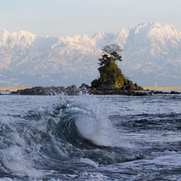 快閃北陸~雨晴海岸絕景.童話合掌村.溫泉泡湯5日螃蟹美食.溫泉泡湯.兼六園.郡上八幡古街散策
