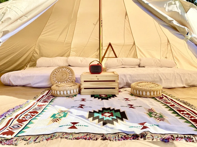 ▼帳篷內設備：床墊、枕頭棉被、椅墊、地毯、方桌、三角架、延長線、營燈