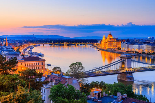 春季揪團省♯【全程五星】奧捷斯匈、熊布朗宮、中世紀小鎮、紐約咖啡館、雙遊船10日