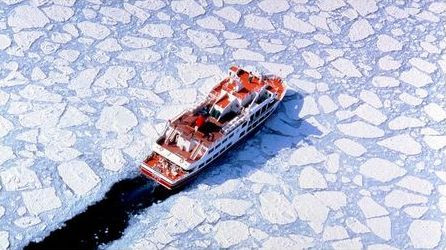 經典破冰北海道5日│流冰觀光破冰船、夢幻雪景熱氣球、雪飄旭川動物園、冰上釣魚體驗、冬季限定白燈節、三溫泉、三大蟹