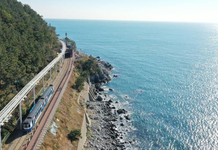 【小資也瘋邱釜4天】大王岩公園、玫瑰園、塗鴉秀、海岸列車、鐵道自行車、甘川洞、青沙浦 (彩妝一站)