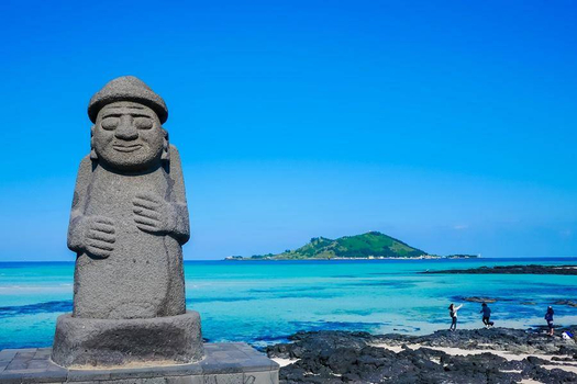 【蔚藍濟州】牛島珊瑚海岸.透明皮艇.史努比庭園.萌可愛羊駝樂園5日(一站彩妝)