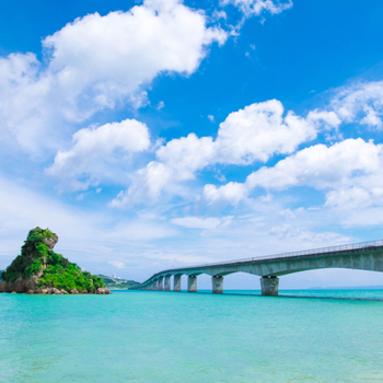暑假揪團超省♯【玩樂沖繩４日】湛藍古宇利島、鐘乳石玉泉洞、人氣海博館海豚秀、AEON永旺來客夢、瀨長島、包六餐[含稅]