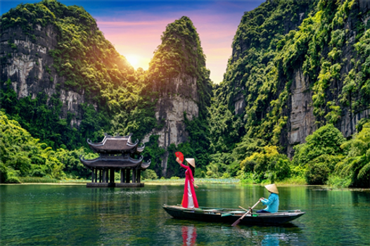 易起FUN寒假♯【易起飛北越．玩翻越南5日】升等五星酒店、絕美仙境下龍灣、海洋阿特普斯號遊船、小舟遊陸龍灣長安水道、星空SKY BAR夜景〈台中出發無購物〉