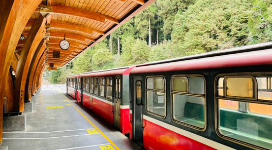 阿里山森林鐵路、喜迎日出+奮起湖3天