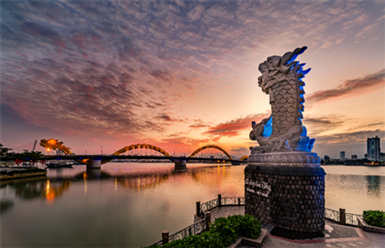 新春優惠倒數♯【易起賀歲．五星奢華中越5日】全程五星住宿、巴拿山黃金佛手橋、漫遊會安古鎮+祈福水燈、魅力峴港大型歌舞秀、五星飯店精油SPA、龍蝦單點吃到飽