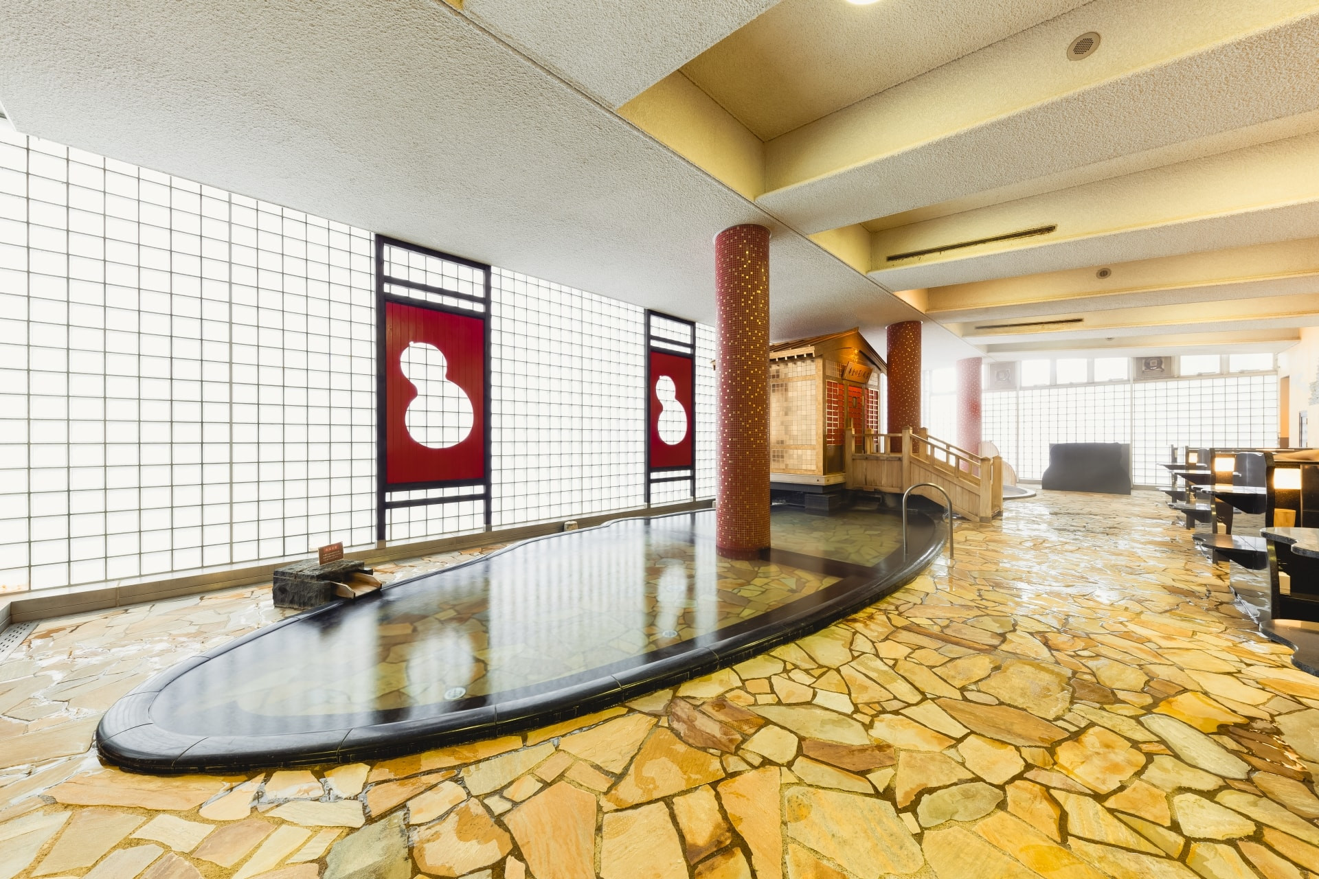 「日本當地跟團遊」日本大阪＋京都＋神戶 5 日 4 夜拼小團【京都深度遊・有馬溫泉體驗】嵐山・伏見・清水＋勝尾寺【大阪環球影城USJ】主題樂園一日暢玩<不含來回機票>