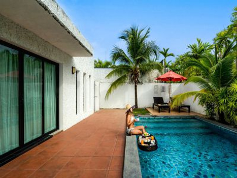 春節獨家限時省♯【泰愛VILLA 網美饗宴】粉紅沙灘 丹能沙朵 美功鐵道 人妖秀 按摩 希爾頓自助餐 5+1天(泰獅)